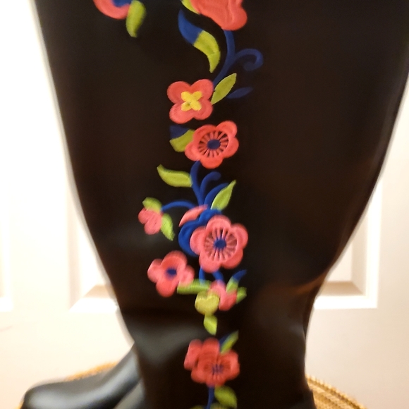 Black leather embroidered walking boots - Picture 3 of 7